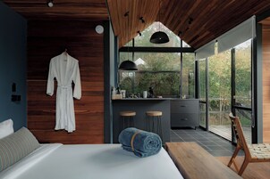 Superior Room | Private kitchen | Mini-fridge, cookware/dishes/utensils