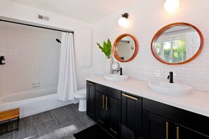 Combined shower/tub, hair dryer, towels - Perfect Private Oasis. Distinctly Palm Springs! (Palm Springs)