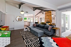 智能電視、壁爐、書籍