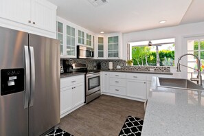 雪櫃、微波爐、焗爐、爐具