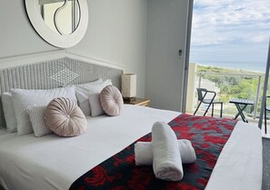 3 bedrooms, iron/ironing board, free WiFi, bed sheets - Marcoola Penthouse ~ 3 bed ~ 2 bath ~ rooftop entertaining  (Marcoola)