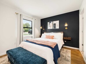 3 habitaciones, escritorio y tabla de planchar con plancha 