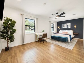 3 habitaciones, escritorio y tabla de planchar con plancha 