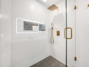Badewanne, Haartrockner, Handtücher