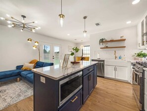 Fridge, microwave, oven, stovetop - Bellini House / Modern 3BD Near Dallas & FIFA (Richardson)