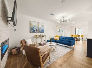 Smart TV, fireplace, offices - Bellini House / Modern 3BD Near Dallas & FIFA (Richardson)