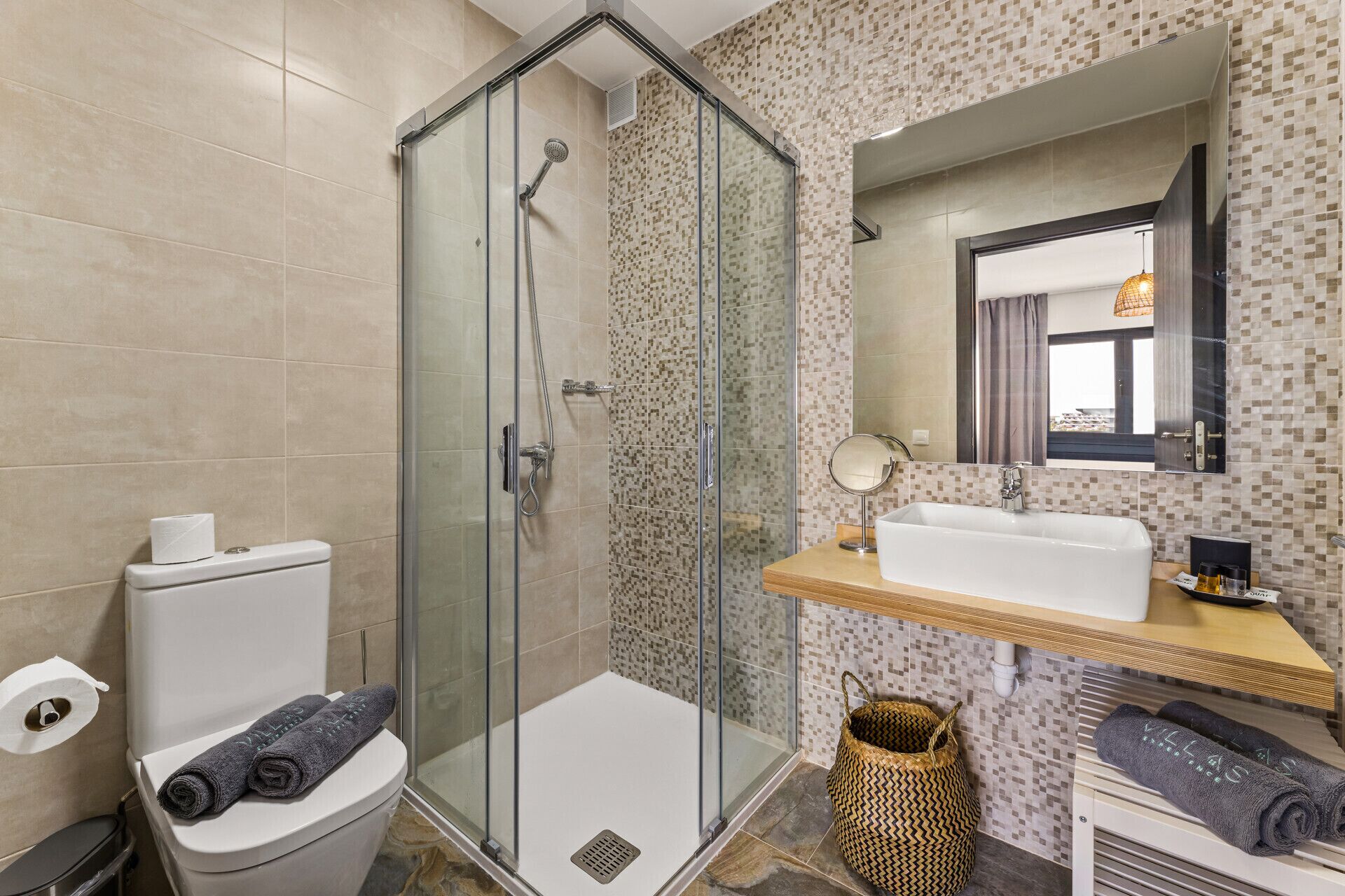 Baignoire, sèche-cheveux, serviettes fournies