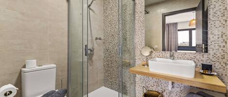 Baignoire, sèche-cheveux, serviettes fournies