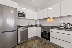 Jääkaappi, mikroaaltouuni, uuni, astianpesukone