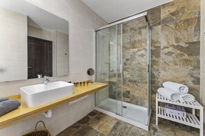 Dusche, Haartrockner, Handtücher