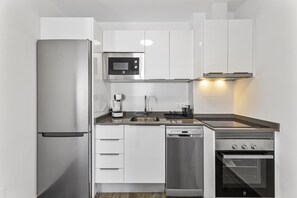 ثلاجة، ميكروويف، فرن، غسالة أطباق