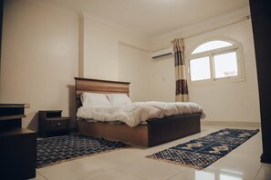 2 slaapkamers, een bureau, een strijkplank/strijkijzer, gratis wifi