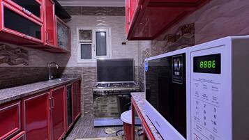 Refrigerador, microondas y isla de cocina