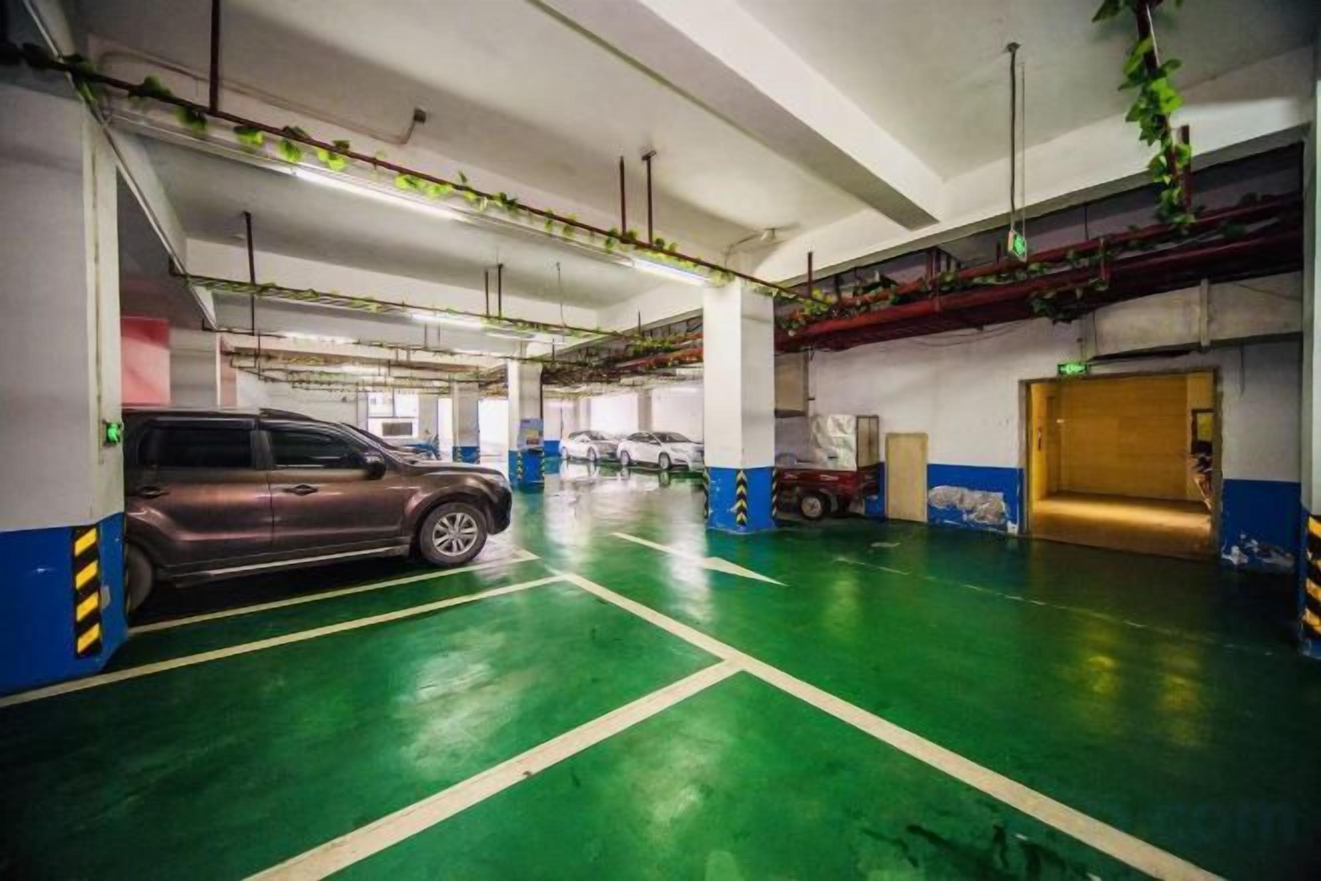 Un estacionamiento con varios niveles y coches aparcados en cada uno.