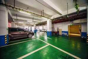 Un estacionamiento con varios niveles y coches aparcados en cada uno.