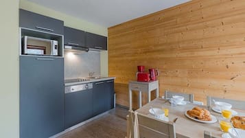 Réfrigérateur, micro-ondes, plaque de cuisson, lave-vaisselle