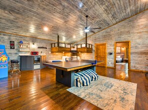 3 habitaciones, tabla de planchar con plancha y cuna de viaje 