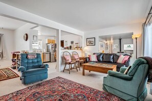 TV, fireplace, stereo - Rocky Mountain Getaway For Budget Travelers (Leadville)