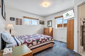 3 bedrooms, desk, iron/ironing board, WiFi