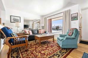 Televisie, een open haard en een stereo