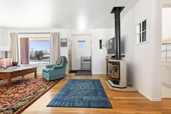 TV, fireplace, stereo