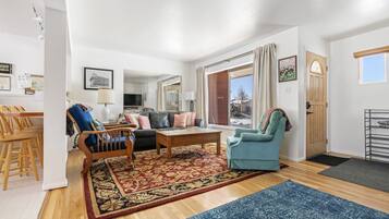 TV, fireplace, stereo