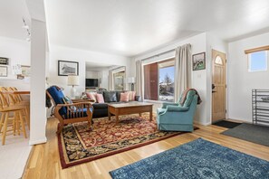 TV, fireplace, stereo