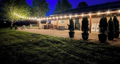 Modern 2BR/2BA with hot tub, pool table, cornhole, fire pitâyour perfect Mohican base!
