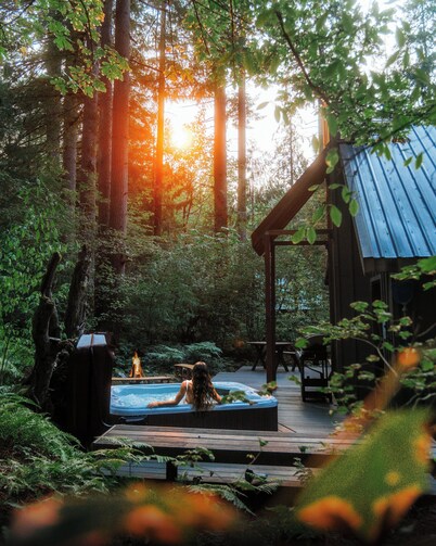 Aprés Chalet- charming home with hot tub near hikes at heart of Cascades