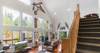 Great Northern Lodge - log home on secluded acreage with game room