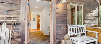 Great Northern Lodge - log home on secluded acreage with game room