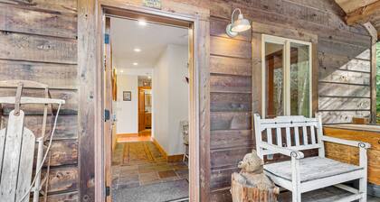 Great Northern Lodge - log home on secluded acreage with game room