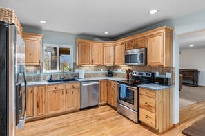 Fridge, microwave, oven, stovetop - Valley View- best view, private acreage, ping pong (Gold Bar)