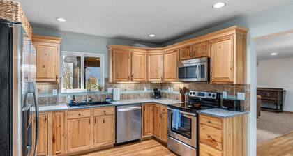 Valley View- best view, private acreage, ping pong