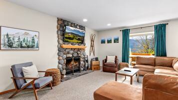 Télévision, cheminée, table de tennis de table, livres