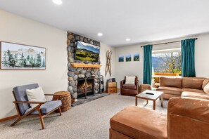 TV, fireplace, ping pong, books