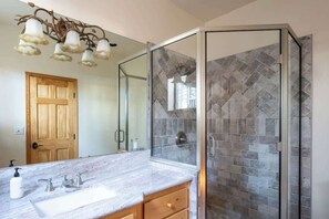 Badewanne, Haartrockner, Handtücher, Shampoo