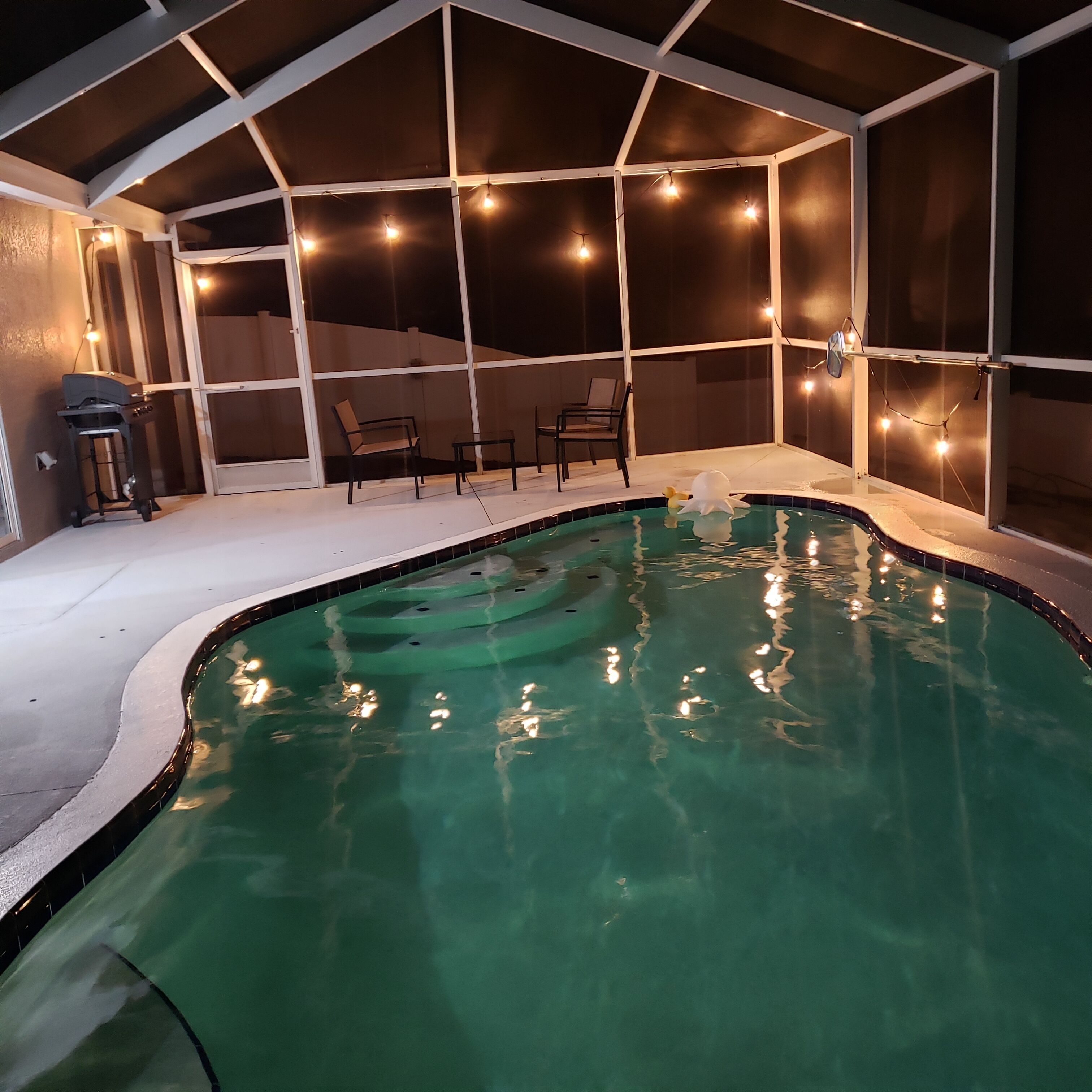 Een buitenzwembad en een verwarmd zwembad