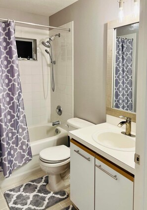 Combined shower/bathtub, jetted bath, towels, soap