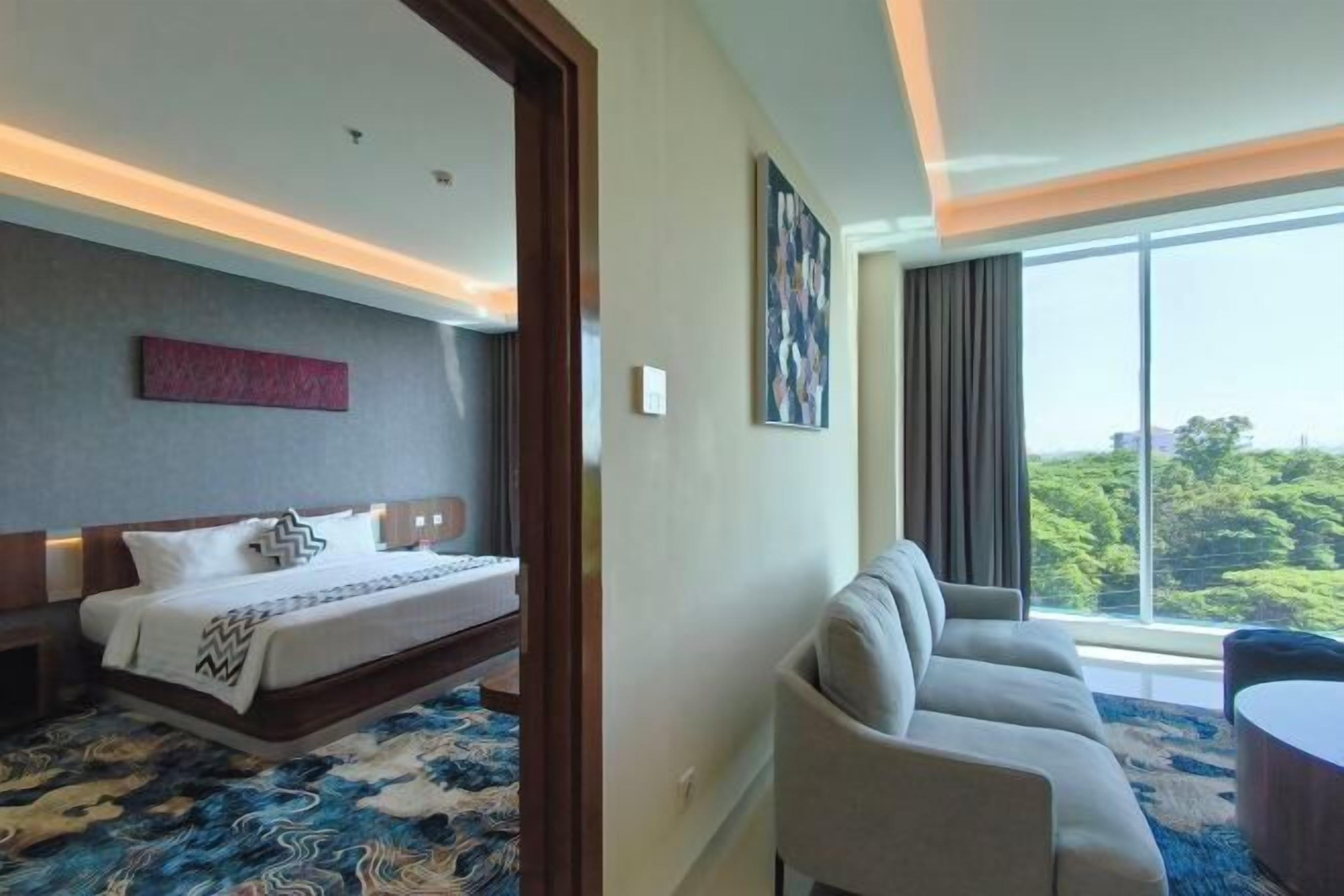 Desk, iron/ironing board, free WiFi