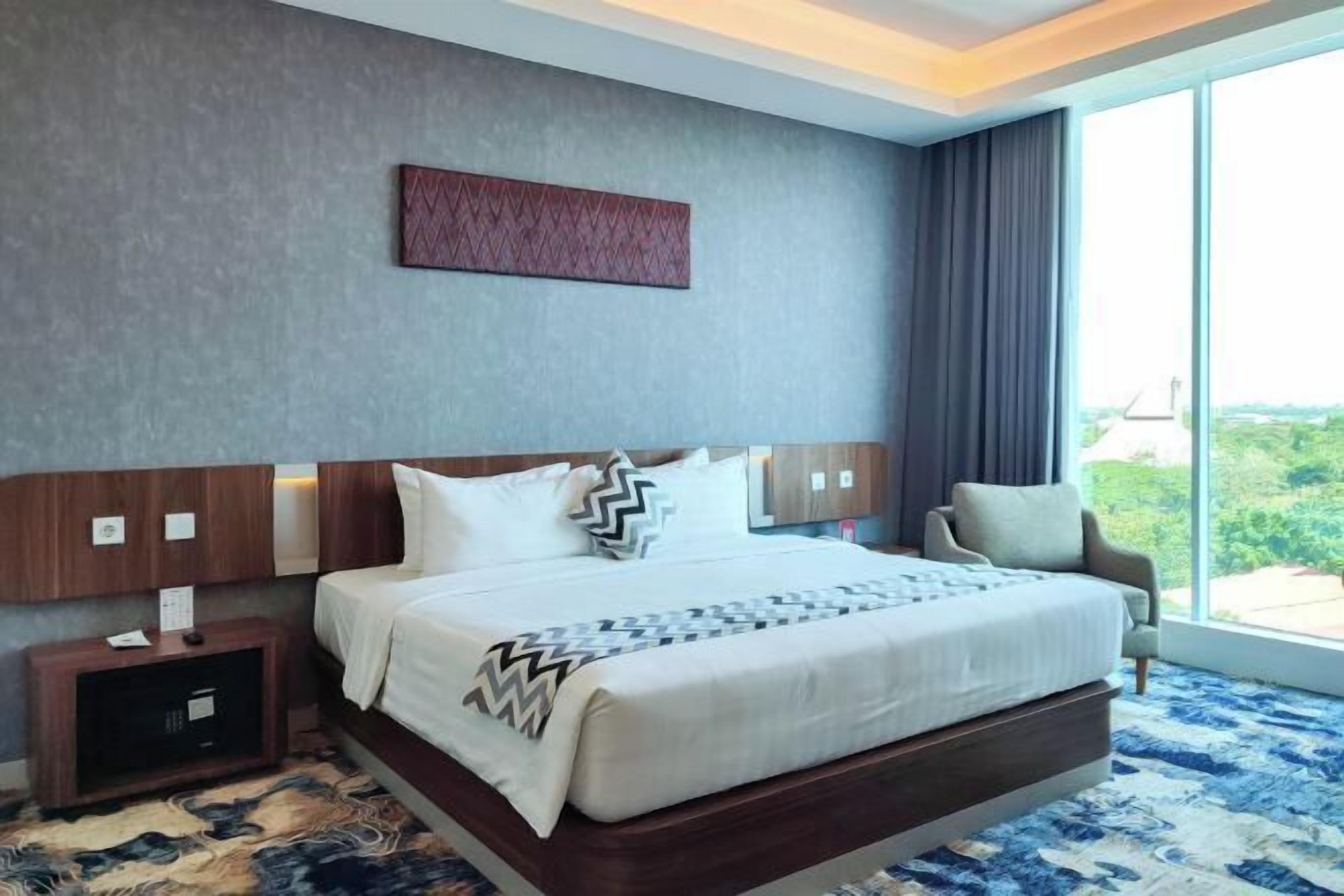 Desk, iron/ironing board, free WiFi