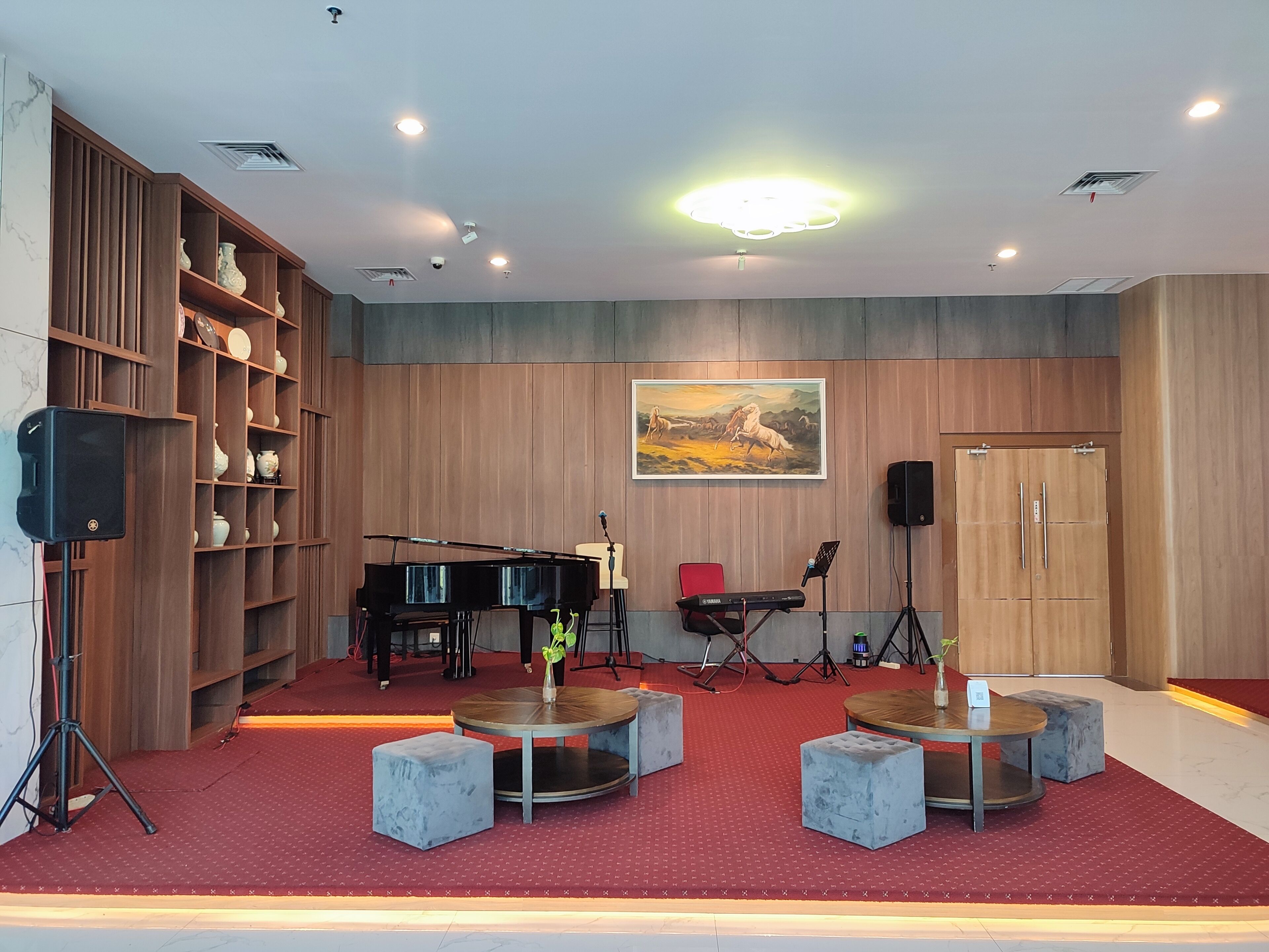 Lobby-lounge