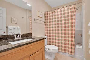 وحدات دش مع أحواض استحمام، مجففات شعر، مناشف، شامبو