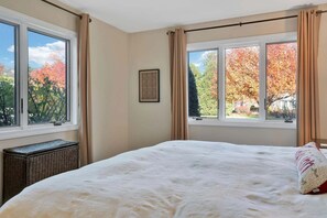 4 bedrooms, iron/ironing board, WiFi, bed sheets