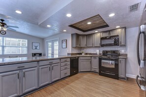 冷蔵庫、電子レンジ、オーブン、コンロ