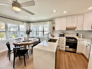 Fridge, microwave, oven, stovetop - Location, location, location! 10 steps to the beach (San Diego)