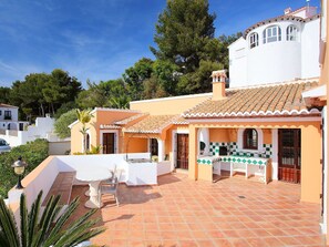 Outdoor dining - Beautiful private villa with A/C, private pool, TV, terrace, pets allowed and panoramic view (Teulada)