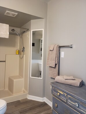Shower, hair dryer, towels, soap - Quaint Farmhouse on  Palisade Peach Orchard close to Wineries (Palisade)