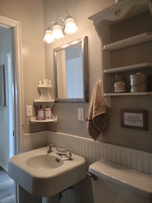 Bruser, hårtørrer, håndklæder, Sæbe