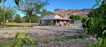 Quaint Farmhouse on  Palisade Peach Orchard close to Wineries